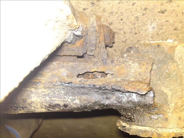 Så begynder E30´eren at tage form ;) - Bagtøjet i højre side... plus der var svejst 2 andre steder. Hvordan kan det gå. Den er nysynet :( billede 31