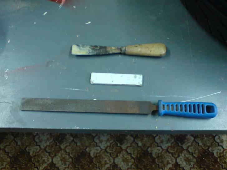 Rep. af fælge - Det værktøj jeg bruger, en fil til det grove, spartlen gi'r sig selv og pinden er til at holde sandpapiret når jeg sliber kanterne... billede 8
