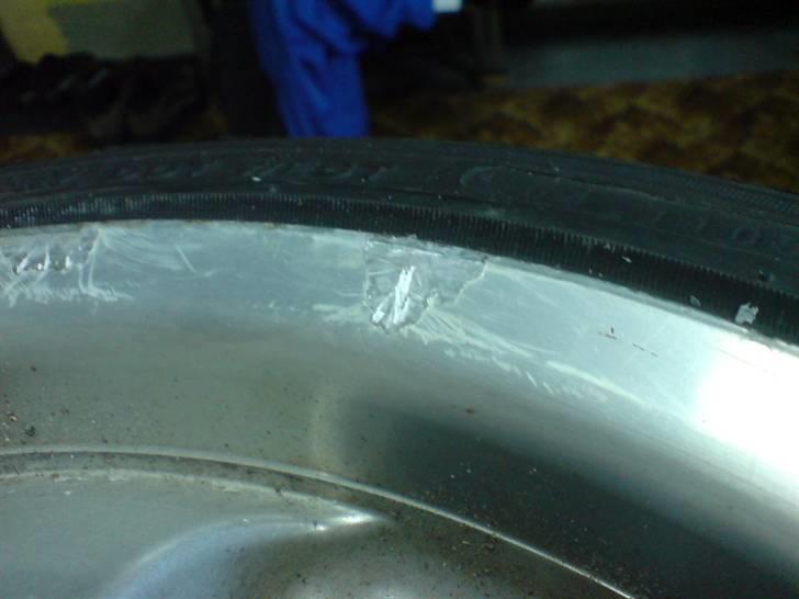 Rep. af fælge - Her har jeg skrabet noget af lakken væk med spartlen, det holder ikke da der er kommer vand og salt ind under... billede 9