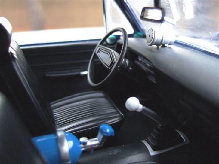 MODEL BILER i størrelse 1:43-1:24 og 1:18  - GMP Diecast...

Drag Nova str: 1:18

Kabine, med stor omdrejningstæller, lattergas flaske osv. billede 39