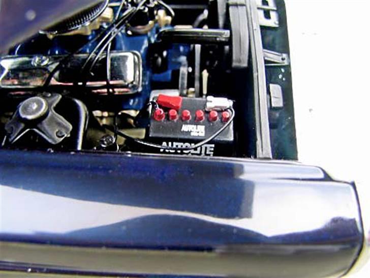 MODEL BILER i størrelse 1:43-1:24 og 1:18  - GMP Diecast...

Ford Fairlane str: 1:18

Meget detaljeret motorrum, der er endda de rigtige mærker på batteri og andre forskellige dele. billede 50