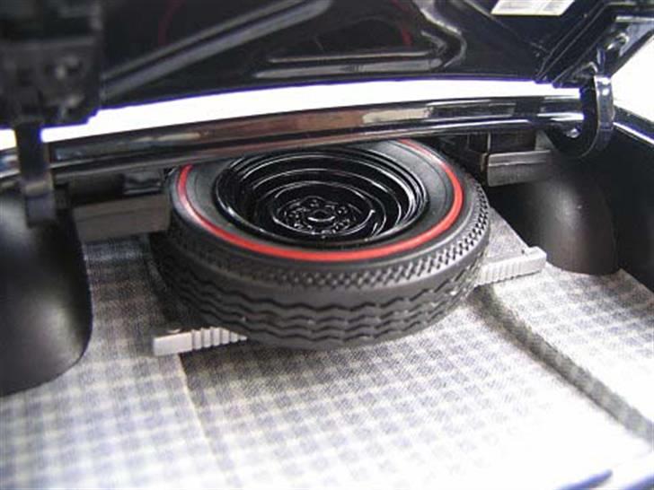 MODEL BILER i størrelse 1:43-1:24 og 1:18  - GMP Diecast...

Ford Fairlane str: 1:18

Bagagerum, med reservehjul og tæppe som i den originale bil... billede 51