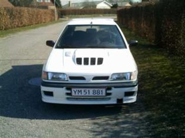 Nissan Sunny GTI-R 4x4 Turbo 271HK - Det klassiske scoop i motorhjælmen er standard på min GTI-R billede 2