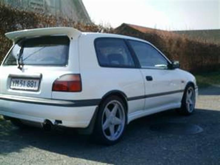 Nissan Sunny GTI-R 4x4 Turbo 271HK - Klare baglyger og den store hækspoiler er også standard billede 4