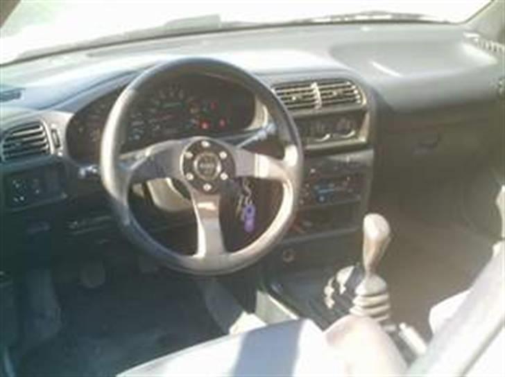 Nissan Sunny GTI-R 4x4 Turbo 271HK - I kabinen er det eneste ændring et nyt momo rat, HKS turbotimer og HKS boostcontrol billede 5