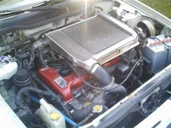 Nissan Sunny GTI-R 4x4 Turbo 271HK - Ja intercooleren ligger oven på motoren std. på sådan en GTI-R billede 7