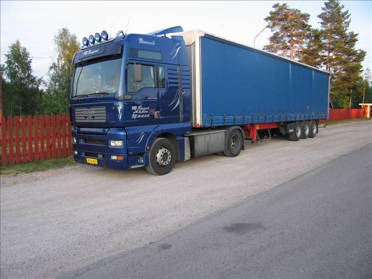 VB Transport Aps - Intet mindre end VERDENS fedeste norges-træk..... Eller noget.
Lossede et læs Cement-mørtel i Oslo, og så ellers op til Furudal ved Orsa og læsse træ til Viborg. Dejlig tur hvis ellers det ikke havde været i en MAN. billede 1