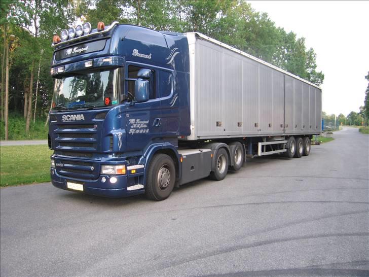 VB Transport Aps - Ja ja... "Kongevognen" som chaufføren selv kaldte den skulle der også afløses på. Her holder jeg og er klar til læsning i Broby. billede 2