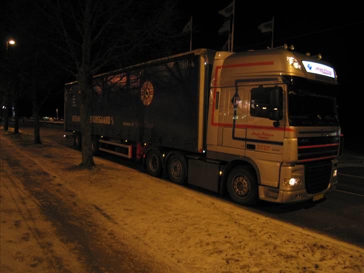 Lidt billeder fra mit job - Så blev det lige til en tur for Overmark Logistic/BHS. Op og læsse af ved Coop i Bro. Holder i Nyköping, da der ikke var nogen rastepladser hvor jeg måtte holde hvil ved motorvejen, så det blev i et mindre industrikvarter. billede 45