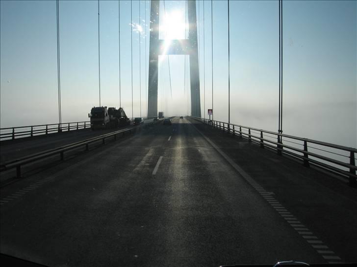 Lidt billeder fra mit job - Storebæltsbroen indhyllet i tåge. Rimelig flot.. billede 52