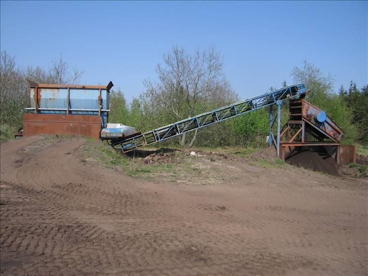 Lidt billeder fra mit job - Lige lidt billeder fra Jørgens hobby-beskæftigelse, hvor jeg også hjælper lidt til ind i mellem. Her er der et billede af sorteringsanlægget. Fødekasse til venstre, og så bånd over til sorteren. billede 53