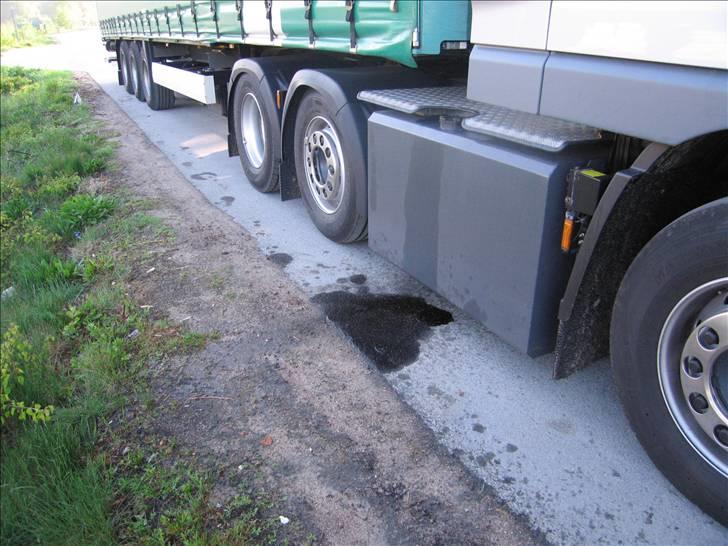 Lidt billeder fra mit job - Dejligt syn at vågne op til... Skulle lige ud og lade vandet inden afgang, og ser så dette. Fuuuck tænkte jeg så. Ind og se hvad tankmåleren sagde. Ganske rigtigt, nogle røvhuller mente lige jeg kunne undvære ca. 200 l. diesel. Træls. billede 59