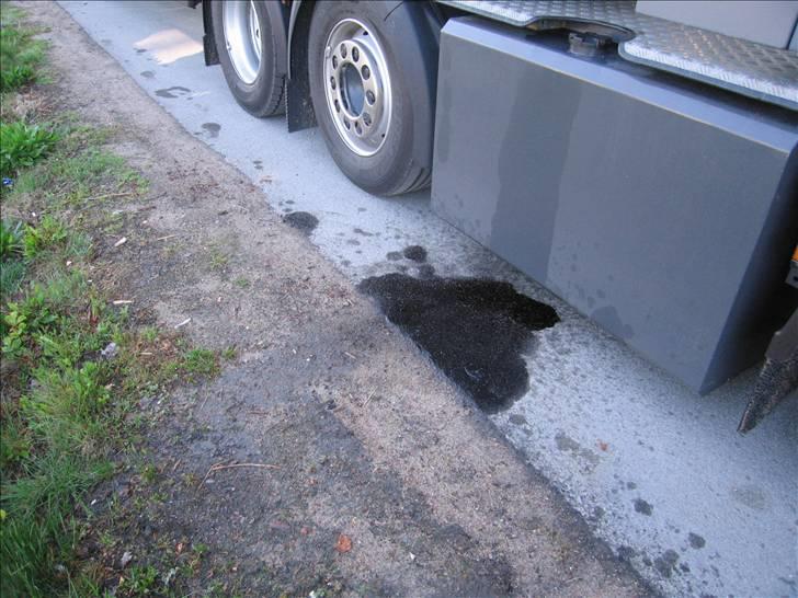 Lidt billeder fra mit job - Heldigvis havde de ikke tømt den helt, og kunne da sagtens køre hjem på resten. Men som vognmanden sagde, så var der da heldigvis ikke sket mig noget, det var da det vigtigste. billede 60