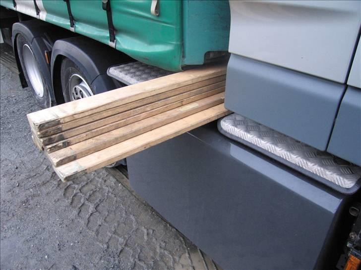 Lidt billeder fra mit job - Så næste gang jeg skulle holde et lidt øde sted og sove, blev der fandme tyverisikret så de ikke kunne rende med mit diesel. Og ja, traileren hviler på brædderne så de ikke kunne flyttes. Holder her i Skarbøvik ved Ålesund i Norge, helt ud mod Atlanterhavet... billede 61