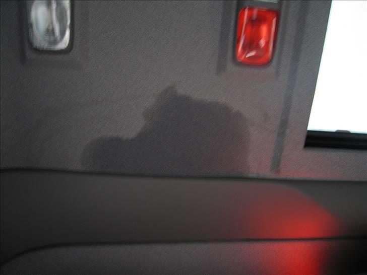 Lidt billeder fra mit job - Ja ja... Spørg da lige om Lastas kan finde ud af at montere horn og rotorblink så det er tæt... Nej selvfølgelig kan de da ikke det. Dejligt at vågne op med et mindre brusebad når bilen bliver sat i gang. billede 63