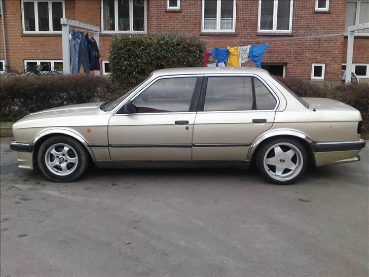 Så begynder E30´eren at tage form ;) - Klær den virkelig efter af den blew sænket med en Lowtec undervogn. Endnu engang tak til Tommy L, for at have bragt mig ind i den gyldne E30 kult bil billede 42