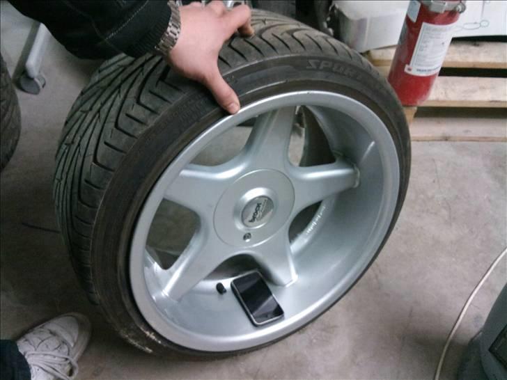 Mine Nye Brock B1 10x17 Alufælge - Brock B1 Sammenlignet med en Iphone, sådan en Iphone er nu heller ikke Lille. Den store kant er 13cm :) billede 6