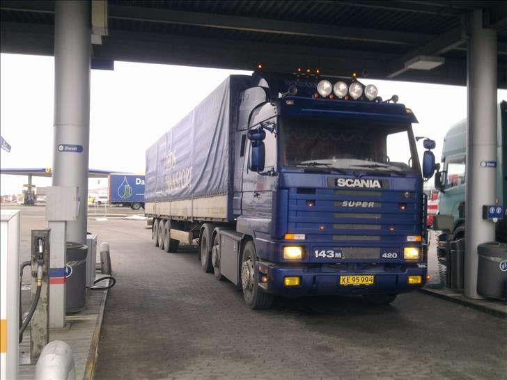 Min vogn ved H C Svendsen.  - Tankning i Padborg inden turen gik syd over :D billede 70