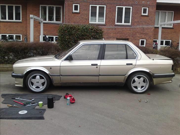 Så begynder E30´eren at tage form ;) - Så trænger hun bare til et bad, og så kommer hun ind på ny........ Peace Out...! billede 43
