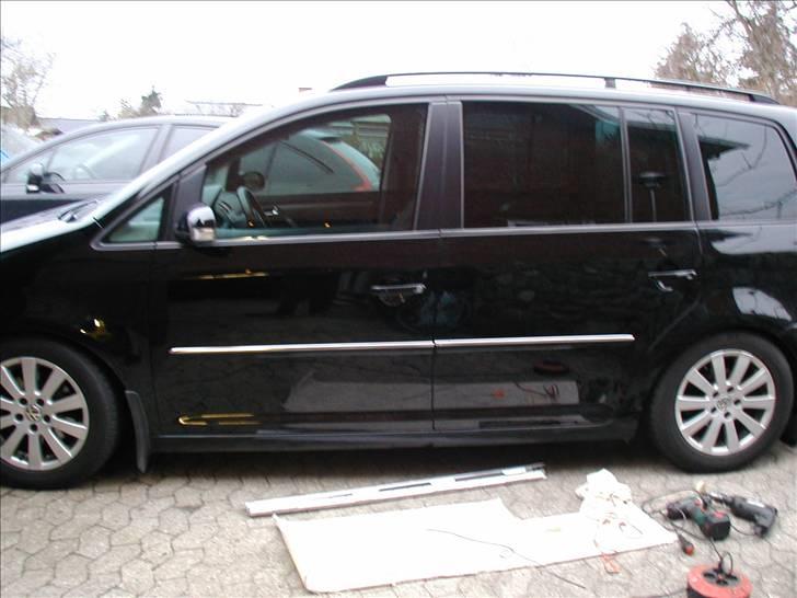 Facelift dørlister på gl. touran - Begge lister monteret billede 1