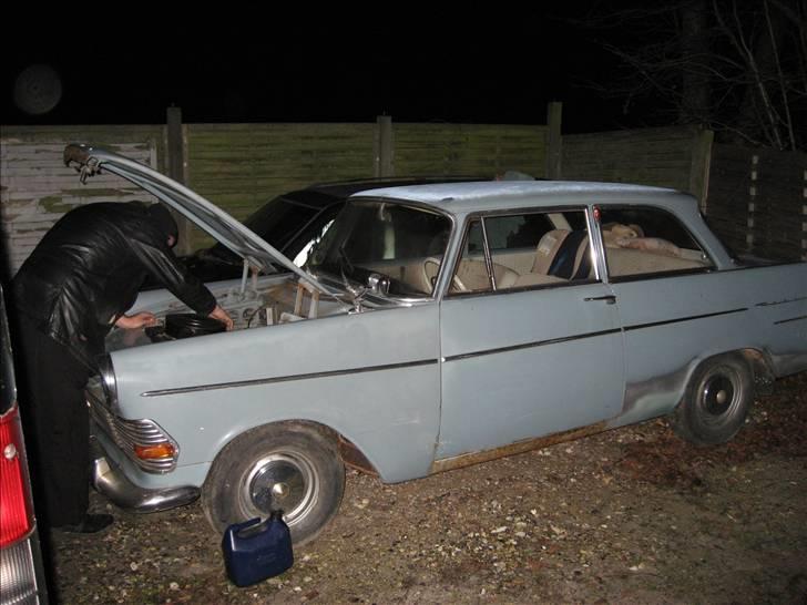 Renovering af Opel Rekord p2 1700 - 1961 - Første kig, med sælger i motorrummet. (: billede 1
