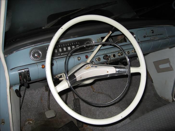 Renovering af Opel Rekord p2 1700 - 1961 - Desværre er der nogen der har skåret hullet større i indstrumentbrættet, til radioen. :/ billede 4