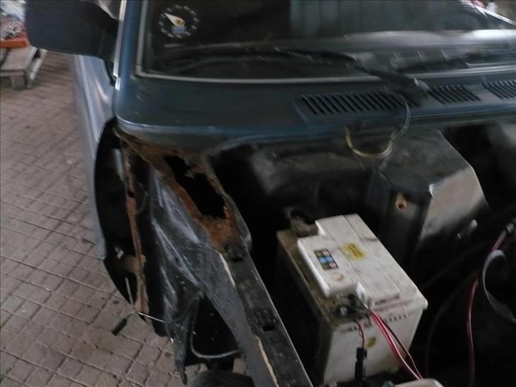 Ford Taunus projekt - Lidt rust skal der være i en gammel ford.... galt i begge sider men det er faktisk og det rust der er fundet i den indtil videre.... ret sjældent for en taunus at den ikke er helt væk billede 5