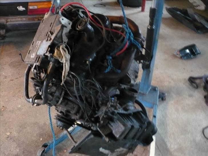 Ford Taunus projekt - Ny motor igen.... faktisk er den hoved renoveret med nye lejer og og knastaksel og ventil løftere + alt hvad der hedder pakninger.... ja den har været bygget op med turbo men det holdte ikke... det er mindst 15 år siden den er renoveret men alle skruer smutter lige ud.... ja den kostede gratis den motor så det skal nu nok gå billede 9