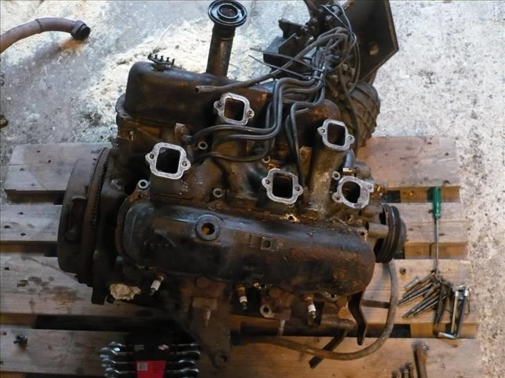 Ford Taunus projekt - Resten af k-tronic sprøjtet skal også af så der kan komme karburator på den igen billede 16