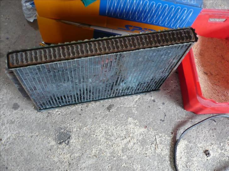 Ford Taunus projekt - Den gamle køler.... med et mega stort hul hvor der var en stor stråle ud af.... har gemt top og bund fra den da ikke fåes mere billede 18