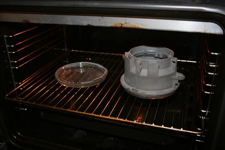 Hjemmelavet sort DE-lygte BMW E30 + E34 *opd 100410* - I ovnen en tur. Glasset er sat ind igen efter jeg skilte den første lygte af - det andet glas skal også herind, og så skal de køle ned i en slukket ovn med lukket låge, ellers flækker glasset pga. temperaturforskellen. billede 8