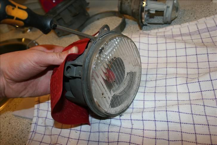 Hjemmelavet sort DE-lygte BMW E30 + E34 *opd 100410* - En skruetrækker i ved den øverste glasstyretap, vrikkevrikke, så vælter glasset af... billede 11