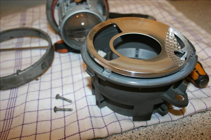 Hjemmelavet sort DE-lygte BMW E30 + E34 *opd 100410* - Krompladen kan trykkes ud med den stumpe ende af skruetrækkeren, "bagfra" :-) (haha) - hurtigst muligt efter lygten er kommet ud, da limen ellers bliver for "størknet" igen. billede 13