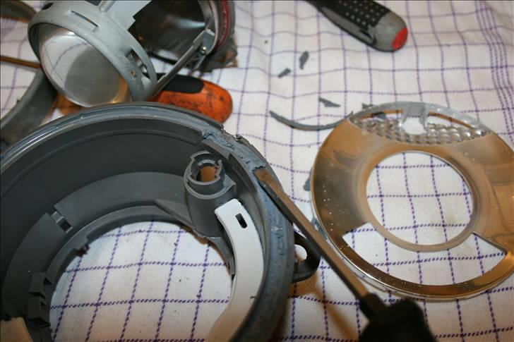 Hjemmelavet sort DE-lygte BMW E30 + E34 *opd 100410* - Mens lygten stadig er lun, træk da noget af den gamle lim af - her er det lettest. billede 15