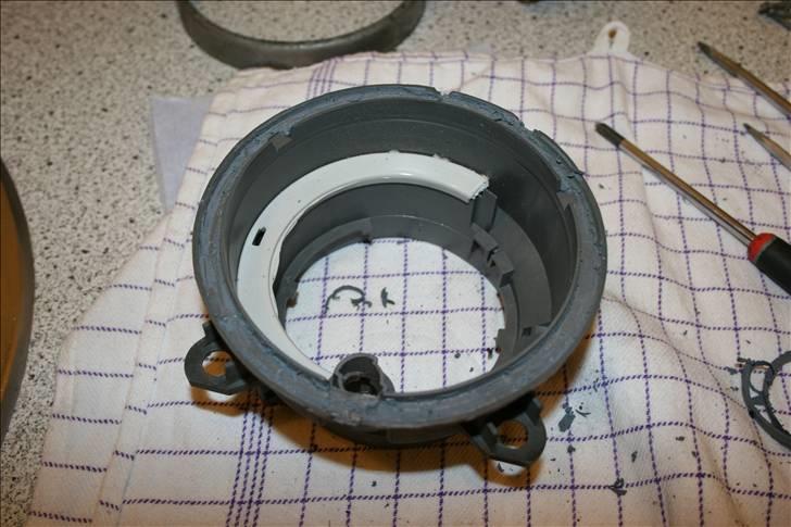 Hjemmelavet sort DE-lygte BMW E30 + E34 *opd 100410* - Lige lidt finpudsning med en hobbykniv, så er den hjemme. billede 17