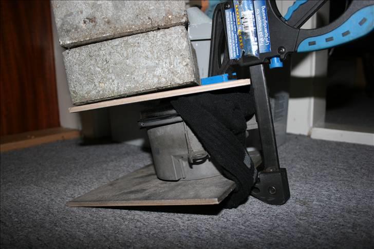 Hjemmelavet sort DE-lygte BMW E30 + E34 *opd 100410* - Sådan blev den ene lige hurtigt sat i pres... Havde desværre ikke en større tvinge - 2 træklodser og en god stor tvinge var ellers at foretrække... billede 32