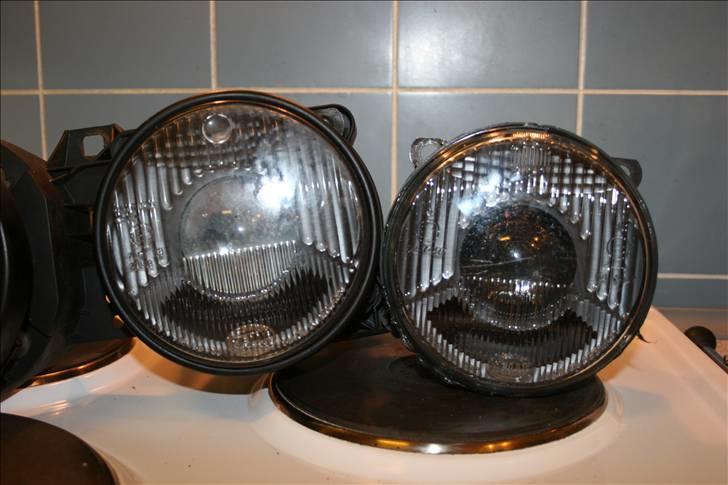 Hjemmelavet sort DE-lygte BMW E30 + E34 *opd 100410* - Standard sort lygte til venstre, "nyrenoveret" til højre. billede 38