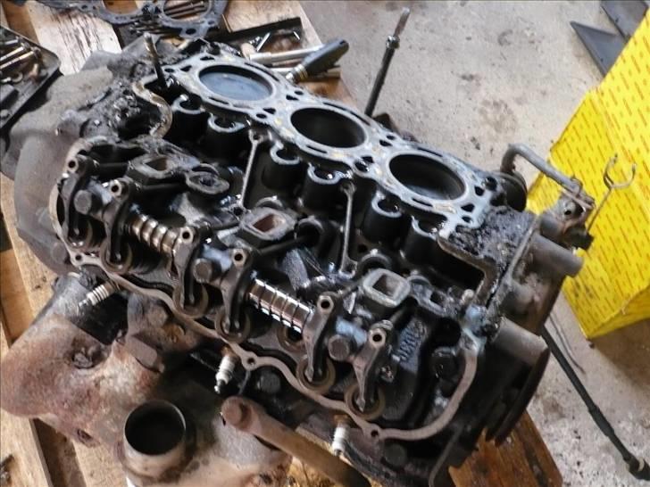 Ford Taunus projekt - Den gamle motor... venstre topstykke afmonteret... kunne ikke umiddelbart se nogen fejl her.... højre kommer nok også af en gang billede 25