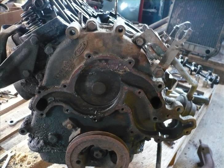 Ford Taunus projekt - Vandpumpe væk.... sikke en masse møg der lå derinde bagved... faktisk lignede noget af det snot + flydende pakning som var svømmet derind.... den motor bliver renoveret en dag... kommer sikkert en gang en anden gammel ford der vil have den i sig billede 26