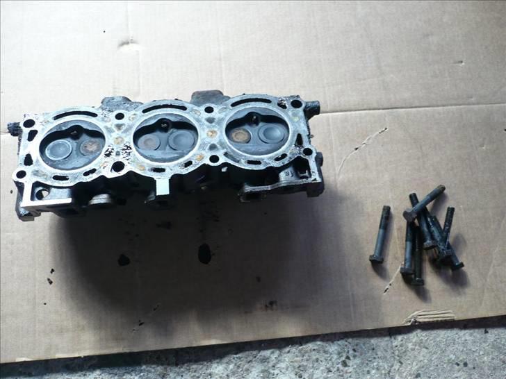 Ford Taunus projekt - Topstykke til venstre side... skal renses og planes og på motoren igen om ca 20 år billede 29