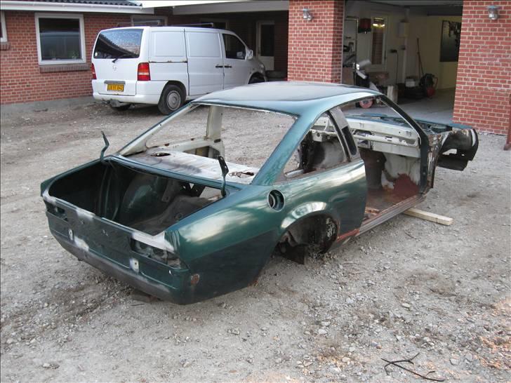 Opel Manta B Gsi :) - Jaa så står der faktisk en tom karosse som er klar til lidt sandblæsning.. :) billede 57