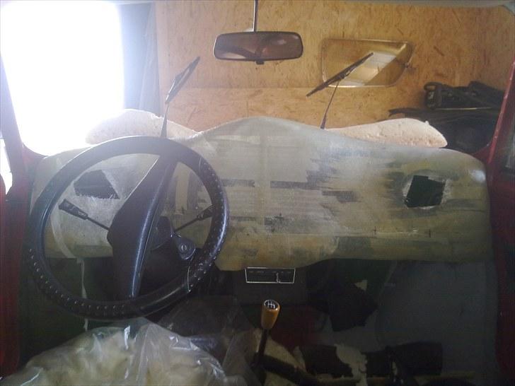 Hjemmelavet indstrumentbord og dørsider - Så blev det limet sammen og det passer jo (hehe heldig) og det har fået 3 lag glasfiber bagefter billede 30