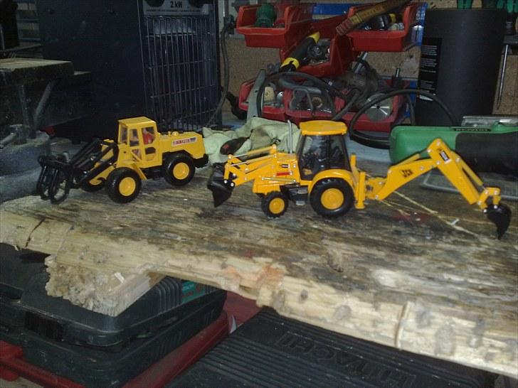 Model traktorer 1/32 - Jcb rendegraver  og gummiged med kævle saks billede 86