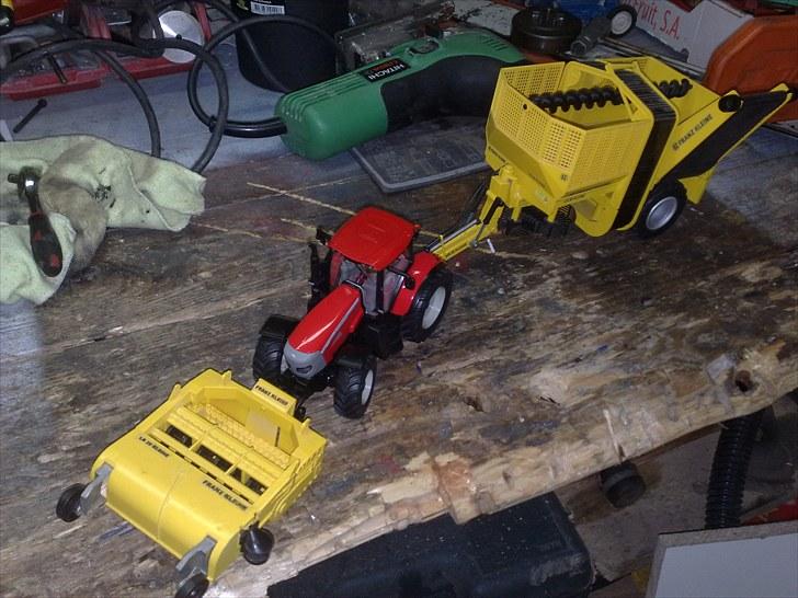 Model traktorer 1/32 - Lidt voldsom pga den simple ombygning. var tidligere selvkørende roeoptager billede 90