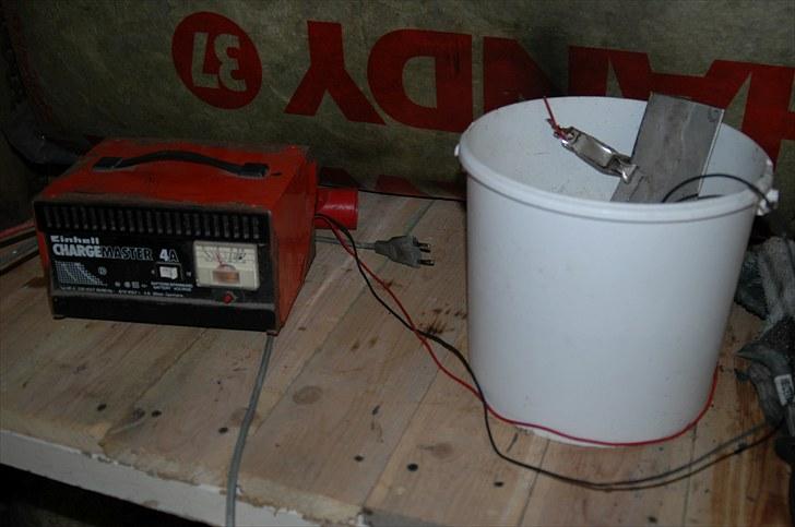 Fjern rust og maling nemt og effektivt via Elektrolyse - Mit setup.. En lader og en spand vand.. billede 2