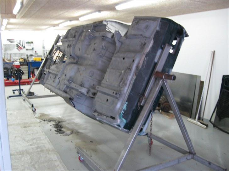 Opel Manta B Gsi :) - Så blev der lige lavet et stativ, så den kunne komme op og hænge så der er mulighed for og vende den rundt.. :) billede 66