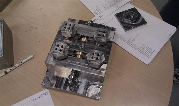 Industritekniker - prod svendeprøve - Fixturet med pasbolte og min individuelle i baggrunden billede 10