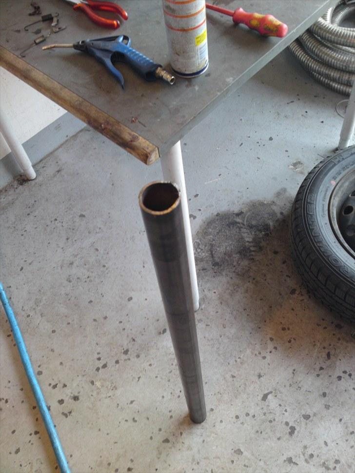 Ny Undervogn 206 - Det vigtigste værktøj WD40 og Jernrør.... uden det havde jeg nok løftet bilen af liften med de gamle rustne bolte....der udover er det en fordel når man montere de nye lige og trykke lidt op på bakkerne så glider boltene lettere i :) billede 11