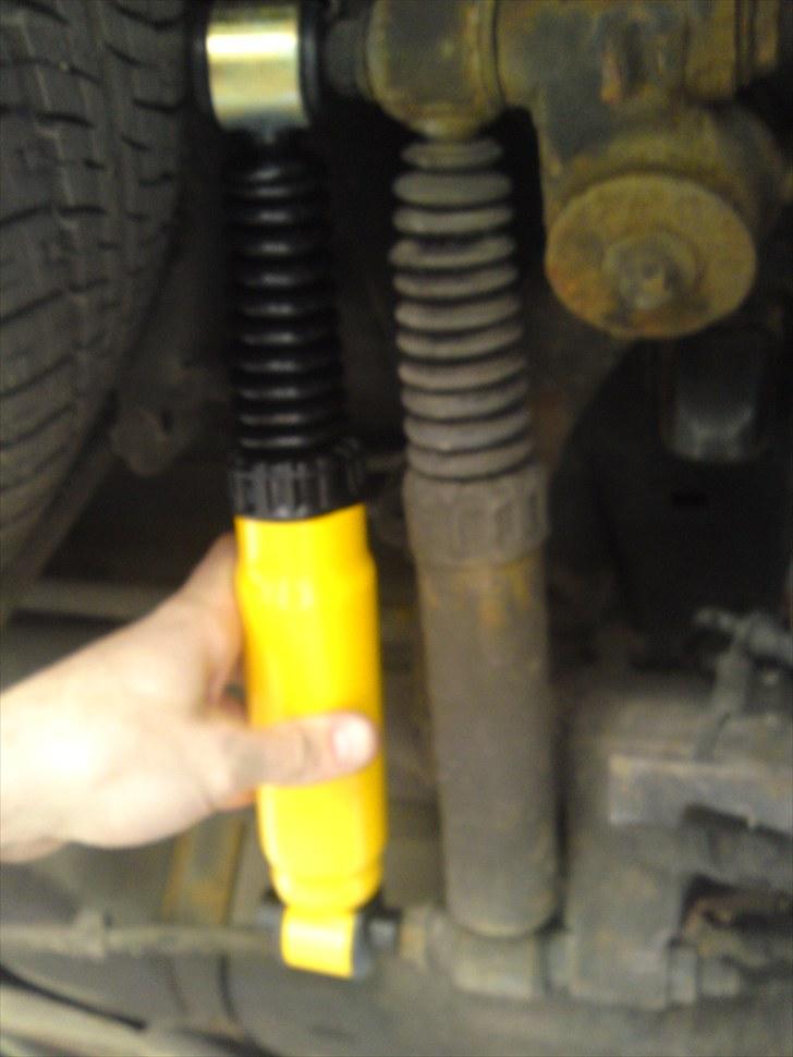 Ny Undervogn 206 - Sammenligner lige den gamle med den nye og den gamle tror jeg ikke har været gul det bare mit kamara der prøver og vise rust :( billede 1