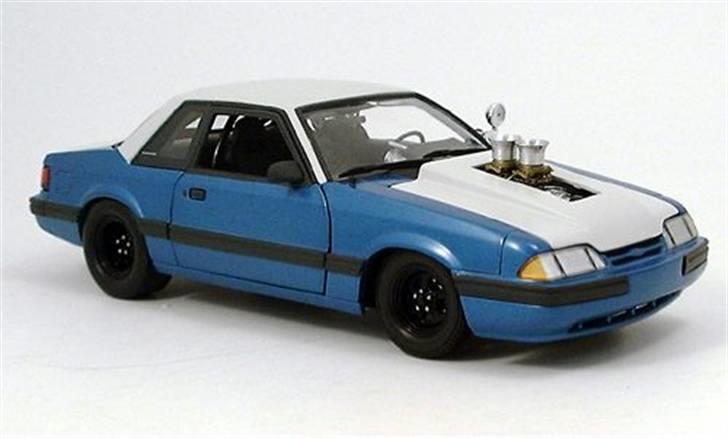 MODEL BILER i størrelse 1:43-1:24 og 1:18  - GMP Diecast...

Ford Mustang 1987. ( Bounty hunter, Pork Chop Mustang ) 

Str: 1:18

Pork Chop Mustangen er en tidligere Highway Patrol og da betjenten gik på pension, købte han sin elskede politibil og byggede den så om til Drag race, bilen bibeholdt farverne som politi bilen havde originalt og søgelygten blev også siddene i A-stolpen. Dette er så en model af den bil. billede 19